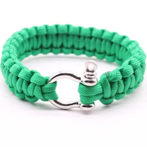 Bracelet de survie en paracorde 7 brins vert avec manille en alliage de zinc pour plein air.