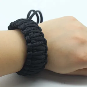 Primo piano del dettaglio della cinghia in paracorda nera, trama tessuta resistente.