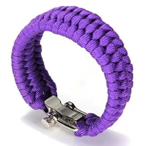 Lila Paracord Überlebensarmband mit Metall U-Schäkel Outdoor handgemachter geflochtener Schmuck.