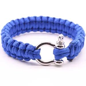Gros plan détail du bracelet de survie en paracorde bleue avec fermoir manille argenté robuste.