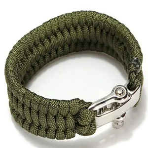 Detailansicht des militärgrünen Paracord Überlebensarmbands mit silbernem Metallschäkel.