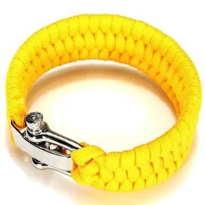 Nahaufnahme des gelben Paracord-Armbands mit robuster silberner U-foermiger Metallschliesse.