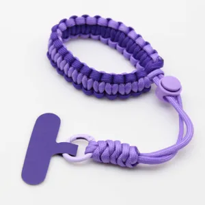 Paarse paracord telefoon polsband met verstelbare gesp en bevestigingslipje voor veilig dragen.