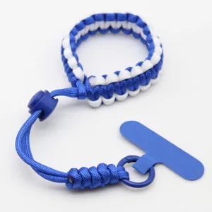 Detail van het blauw-witte paracord telefoonnkoord met verstelbare gesp en tab.