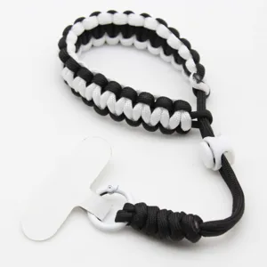 Zwart-witte paracord telefoonpolsband met verstelbare gesp en bevestigingslipje.