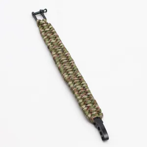 Survival-Paracord-Armband mit U-Schäkel, grünes Tarnmuster, robustes Outdoor-Armband.