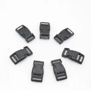 Dettagli in primo piano di fibbie in plastica nera per bracciali paracord e borse.