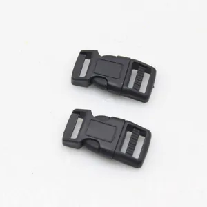 Primo piano di fibbie in plastica nera, accessorio durevole per cinturini e corde.