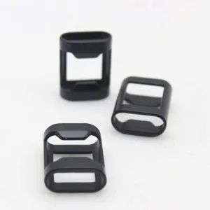 Gros plan détail de boucles de bracelet paracorde en alliage de zinc noir avec décapsuleur.