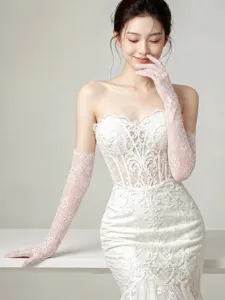 Gants longs en dentelle blanche et ensemble de robe élégante sans bretelles pour mariage.