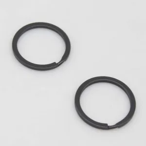 Primo piano dettagliato di anelli portachiavi piatti in metallo nero per fai da te bricolage.