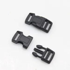 Primo piano di fibbie a sgancio rapido in plastica nera per bracciali in paracord.