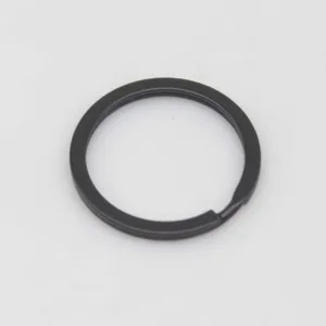 Dettaglio dell'anello chiave piatto in metallo nero per accessori portachiavi fai da te.