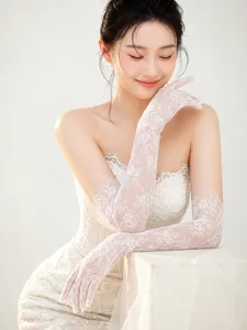Gants longs en dentelle blanche élégants pour femmes, parfaits pour mariage et soirées.