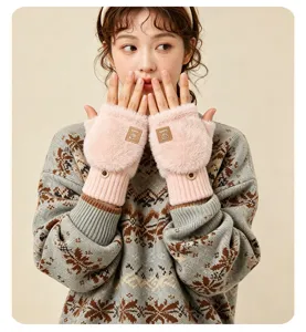 Dettaglio guanti senza dita peluche risvolto, comodi guanti invernali rosa in maglia.