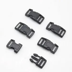 Dettaglio di fibbie a sgancio rapido in plastica nera per bracciali in paracord e borse.