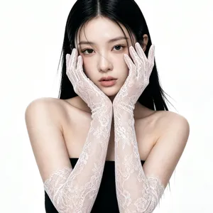 Élégants gants longs en dentelle blanche pour femmes, design floral pour tenues de soirée.