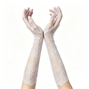 Gants en dentelle blanche longs et élégants pour femmes, parfaits pour mariages et fêtes.
