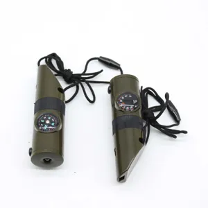 Sifflet de survie 7-en-1 avec boussole, thermomètre et lumière LED en détail vert.