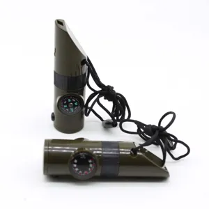 Vue détaillée du sifflet de survie multifonction 7-en-1 avec boussole et lumière LED.