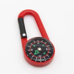 Mosquetón multifuncional rojo con brújula integrada ideal para actividades al aire libre.