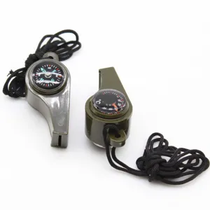 Vue détaillée du sifflet de survie extérieur 3-en-1 avec boussole et thermomètre vert armée.