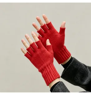 Nahaufnahme der roten Strick-Fingerlosen Handschuhe für Damen mit bequemer Rippbündchen.