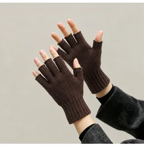 Nahaufnahme brauner Strick-Fingerlos-Handschuhe mit warmer Wollstruktur und Rippbündchen.