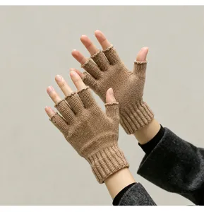 Nahaufnahme von braunen Strick-Fingerlosen Handschuhen mit gemütlicher Rippbündchen.