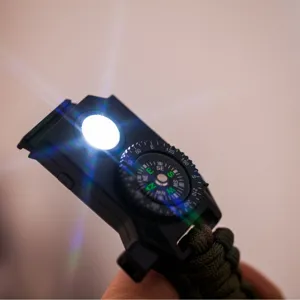 Multifunctionele outdoor survival paracord armband met LED-licht, kompas en reddingstouw.