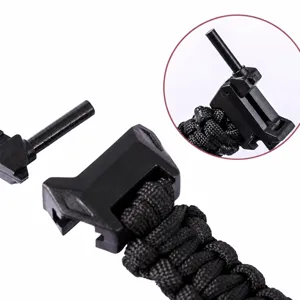 Overleving paracord armband met vuursteen en noodfluit voor buiten avonturen.