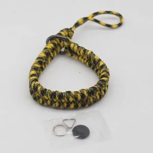 Cinturino da polso per fotocamera intrecciato a mano, paracord nero e giallo anti-caduta.