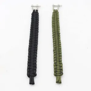 Bracciale in paracord di sopravvivenza con grillo a U in metallo, accessorio fai da te dettaglio.
