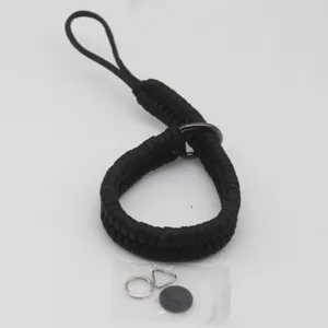 Scatto dettagliato del cinturino da polso per fotocamera in paracord nero con piccoli anelli.