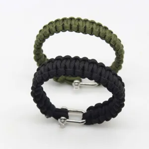 Dettaglio del braccialetto di sopravvivenza in paracord con corda in nylon e manillo in acciaio.