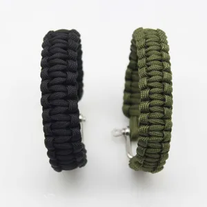 Primo piano del braccialetto in paracord con corda di sopravvivenza nera e verde con grillo.
