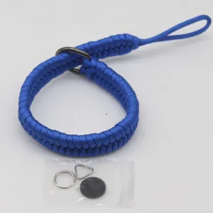Cinturino da polso per fotocamera blu intrecciato a mano in paracord con anelli metallici