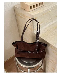 Bruine vintage suède shopper tas voor dames, minimalistische schoudertas met gespen.