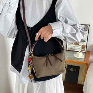 Vintage suède schoudertas voor dames, chique en elegante tas voor dagelijks gebruik.