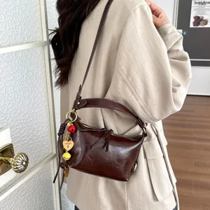 Retro bruine schoudertas voor dames, trendy niche design crossbody forensentas met leuke bedel.