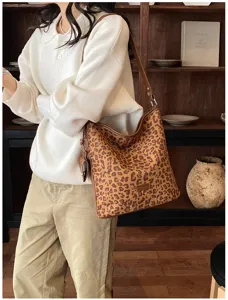 Leopard print shoulder bag for women, large capacity vintage hobo bucket bag with strap.