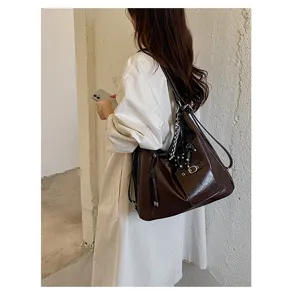 Retro commuting large capacity tote bag women casual minimalist shoulder bag detail view