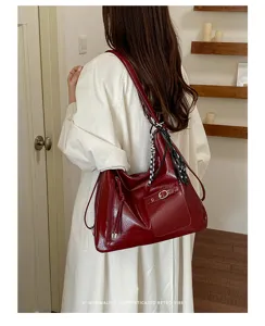 Vintage large capacity shoulder tote bag for women, stylish red PU leather retro handbag.
