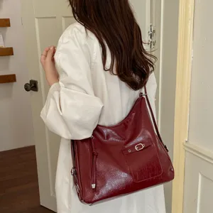 Retro large capacity wine red shoulder tote bag, casual commuter leather crossbody bag.