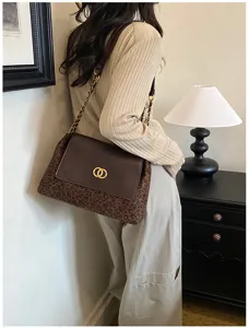 Retro leopard print shoulder bag with elegant chain strap and chic clasp. Perfect chic underarm bag.