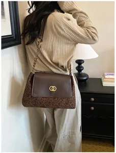 Stylish leopard print shoulder bag with gold chain strap and elegant metal ring clasp design.