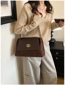 Fashionable chain shoulder bag with stylish leopard print flap design and metal lock closure.