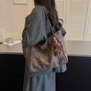 Vintage casual leopard print shoulder bag, large capacity fashion tote bag for women.