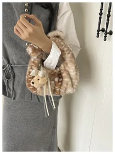 Bolso hobo peludo con lindo colgante de perrito y bonito estampado de cervatillo.