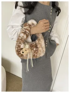 Detalle de bolso de felpa con estampado de ciervo, adorable colgante de perrito y pelo sintético.